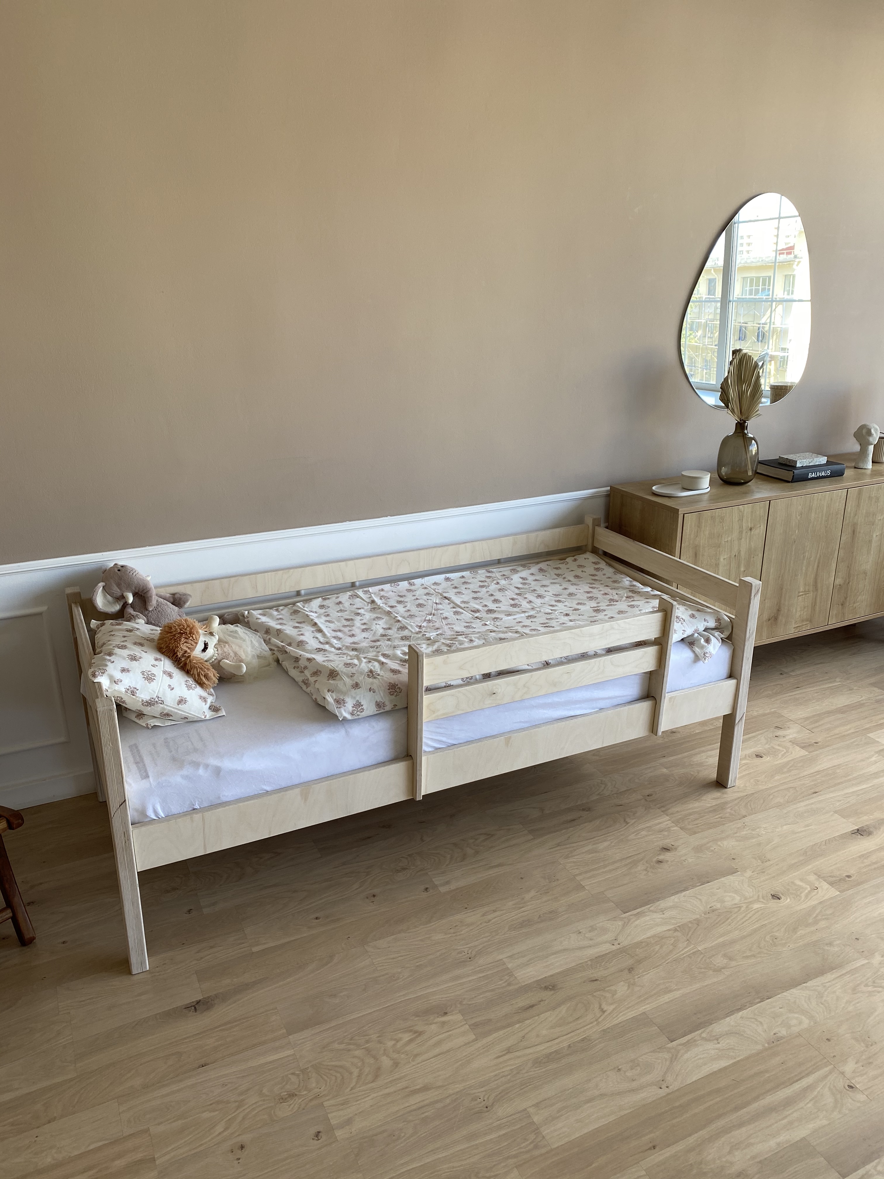 Кровать ROSTIK из березовой фанеры c бортиком (лак)  (Без ЯЩИКОВ ) — изображение 1