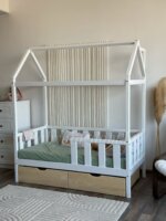 Кровать-домик из массива сосны(белый) "Киндер Люкс" с ящиками(лак) 160х80