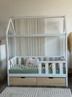 Кровать-домик из массива сосны(белый) "Киндер Люкс" с ящиками(лак) 160х80 — изображение 3