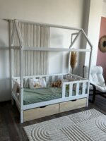 Кровать-домик из массива сосны(белый) "Киндер Люкс" с ящиками(лак) 160х80 — изображение 5