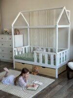 Кровать-домик из массива сосны(белый) "Киндер Люкс" с ящиками(лак) 160х80 — изображение 7