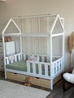 Кровать-домик из массива сосны(белый) "Киндер Люкс" с ящиками(лак) 160х80 — изображение 8