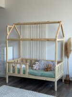 Кровать-домик из массива сосны "Киндер Люкс" 160х80(лак)