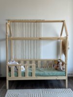 Кровать-домик из массива сосны "Киндер Люкс" 160х80(лак) — изображение 5