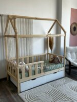 Кровать-домик из массива сосны(лак) "Киндер Люкс" с ящиками(белый) 160х80 — изображение 3