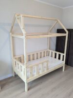 Кровать-домик из массива сосны "Киндер Люкс" 160х80(лак) — изображение 7