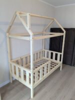 Кровать-домик из массива сосны "Киндер Люкс" 160х80(лак) — изображение 8