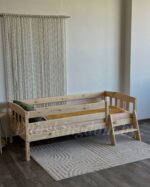 Односпальная кровать «Эрни Литтл»(лак) из массива сосны 70x140, 80x160, 80×180,90×200 (с лесенкой) — изображение 3