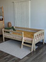 Односпальная кровать «Эрни Литтл»(лак) из массива сосны 70x140, 80x160, 80×180,90×200 (с лесенкой)