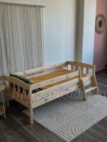 Односпальная кровать «Эрни Литтл»(лак) из массива сосны 70x140, 80x160, 80×180,90×200 (с лесенкой) — изображение 5